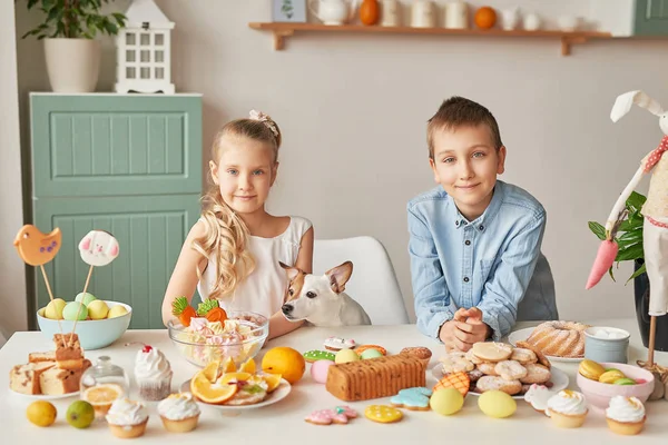Crianças Cozinha Dia Páscoa Menino Menina Com Pão Gengibre Páscoa — Fotografia de Stock