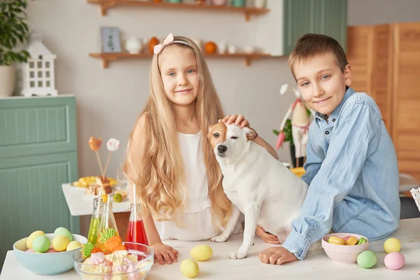 Enfants Dans Cuisine Jour Pâques Garçon Fille Avec Pain Épice — Photo