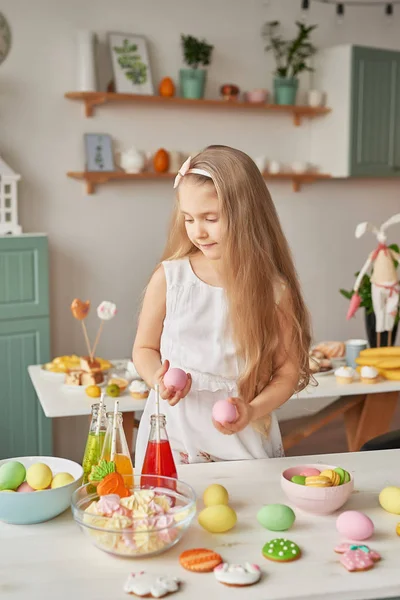 Menina Cozinha Dia Páscoa Com Pão Gengibre Páscoa Ovos — Fotografia de Stock