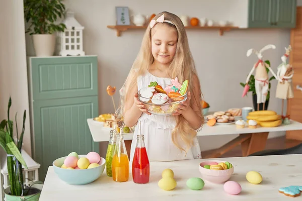 Menina Cozinha Dia Páscoa Com Pão Gengibre Páscoa Ovos — Fotografia de Stock