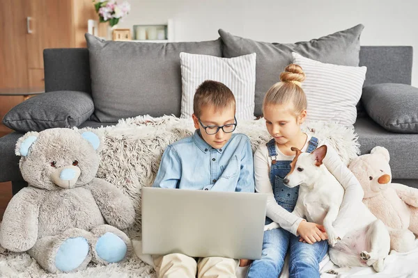 çocuk çocuk ve gezegen üzerinde oynama ve tarassut video üstünde a laptop kız