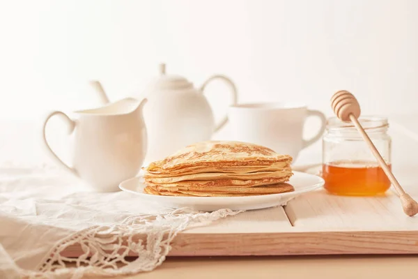 Pfannkuchenwoche Pfannkuchen Mit Honig Und Tee Auf Dem Tisch — Stockfoto