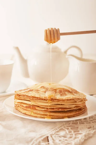 Pfannkuchenwoche Pfannkuchen Mit Honig Und Tee Auf Dem Tisch — Stockfoto