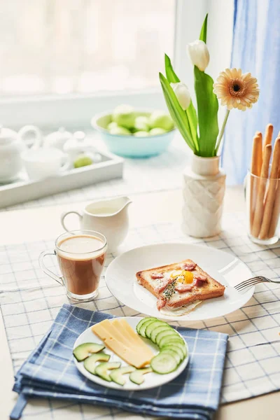 Vejce Toast Šunkou Plátky Avokáda Okurka Sýr Talíři Šálek Kávy — Stock fotografie