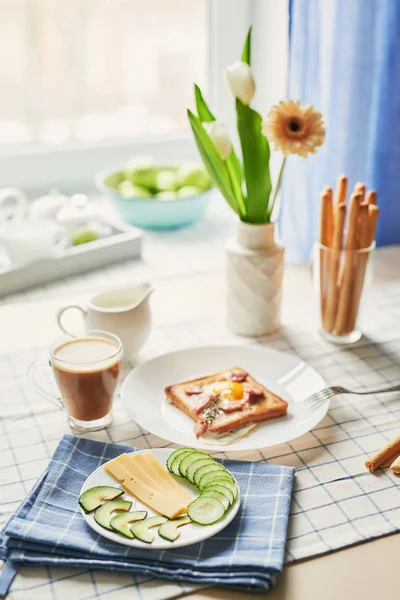 Eier Toast Mit Schinken Avocadoscheiben Gurken Käse Auf Einem Teller — Stockfoto