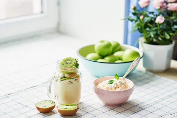 Bananen Kiwi Joghurt Grüne Äpfel Quark Mit Saurer Sahne Und — Stockfoto