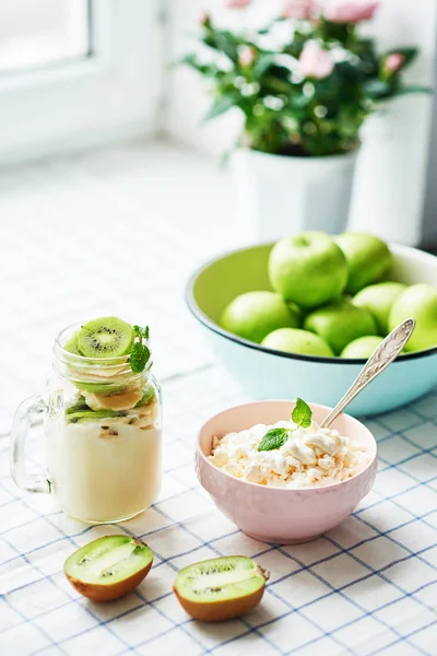 Bananen Kiwi Joghurt Grüne Äpfel Quark Mit Saurer Sahne Und — Stockfoto