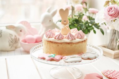 Gingerbread tablo, tablo Easter pastayla çiçekler, tavşan ve yumurta ile süslüdür