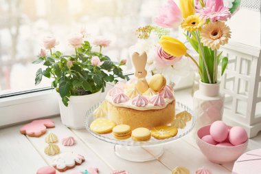 Gingerbread tablo, tablo Easter pastayla çiçekler, tavşan ve yumurta ile süslüdür