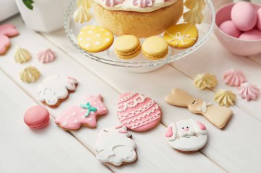 Paskalya gingerbread çerezleri ve hafif bir arka plan üzerinde yumurta