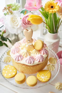 Gingerbread tablo, tablo Easter pastayla çiçekler, tavşan ve yumurta ile süslüdür