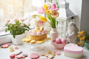 Gingerbread tablo, tablo Easter pastayla çiçekler, tavşan ve yumurta ile süslüdür