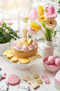 Gingerbread tablo, tablo Easter pastayla çiçekler, tavşan ve yumurta ile süslüdür