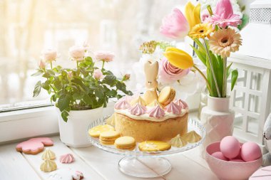 Gingerbread tablo, tablo Easter pastayla çiçekler, tavşan ve yumurta ile süslüdür