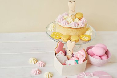 Gingerbread tablo, tablo Easter pastayla çiçekler, tavşan ve yumurta ile süslüdür