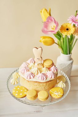 Gingerbread tablo, tablo Easter pastayla çiçekler, tavşan ve yumurta ile süslüdür
