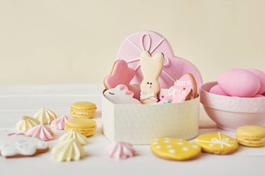 Paskalya gingerbread çerezleri ve hafif bir arka plan üzerinde yumurta