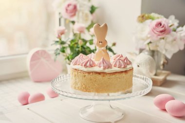 Gingerbread tablo, tablo Easter pastayla çiçekler, tavşan ve yumurta ile süslüdür