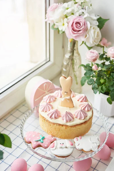 Påsk Kaka Med Pepparkakor Bordet Tabellen Dekorerad Med Blommor Kaniner — Stockfoto