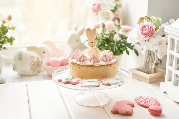 Påsk Kaka Med Pepparkakor Bordet Tabellen Dekorerad Med Blommor Kaniner — Stockfoto