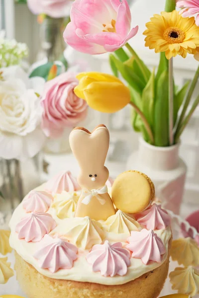 Bolo Páscoa Com Pão Gengibre Mesa Mesa Decorada Com Flores — Fotografia de Stock