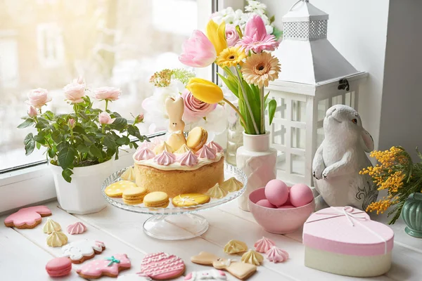 Påsk Kaka Med Pepparkakor Bordet Tabellen Dekorerad Med Blommor Kaniner — Stockfoto