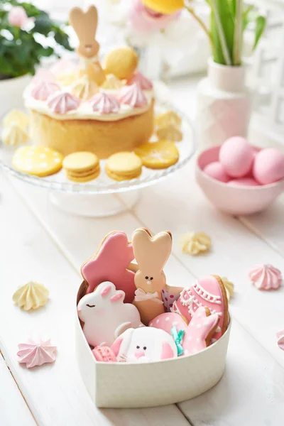 Biscoitos Gengibre Páscoa Ovos Com Flores Mesa — Fotografia de Stock