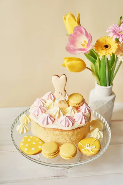 Torta Pasqua Con Pan Zenzero Tavola Tavola Decorata Con Fiori — Foto Stock