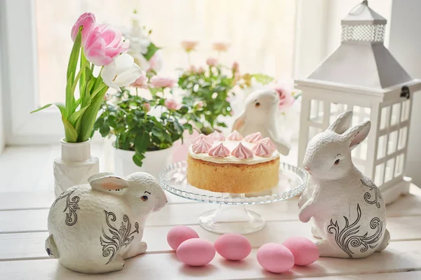 Bolo Páscoa Com Pão Gengibre Mesa Mesa Decorada Com Flores — Fotografia de Stock