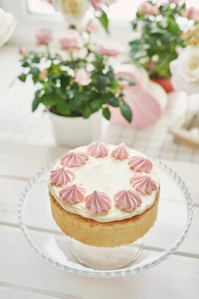 냄비에 장미와 테이블에 케이크 — 스톡 사진
