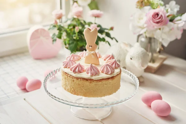 Påsk Kaka Med Pepparkakor Bordet Tabellen Dekorerad Med Blommor Kaniner — Stockfoto