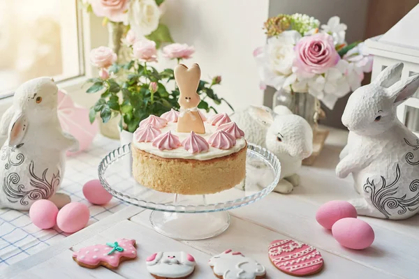 Bolo Páscoa Com Pão Gengibre Mesa Mesa Decorada Com Flores — Fotografia de Stock