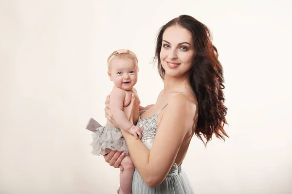 Giovane Madre Attraente Con Una Bambina Uno Sfondo Leggero — Foto Stock