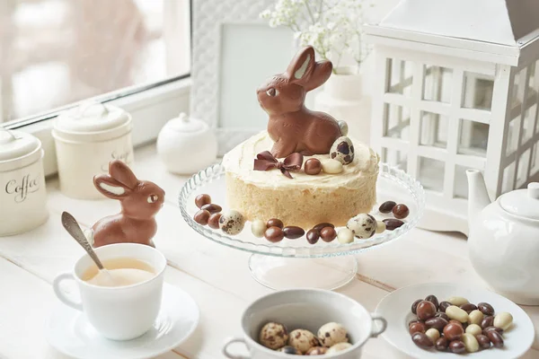 Rustika Påsk Kaka Med Choklad Kaniner Och Ägg — Stockfoto