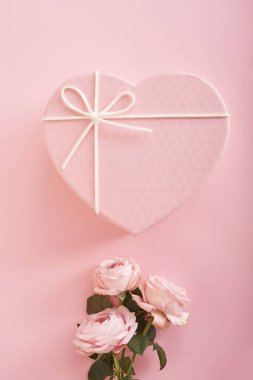 çiçek ve hediye kutusu ile pembe arka plan