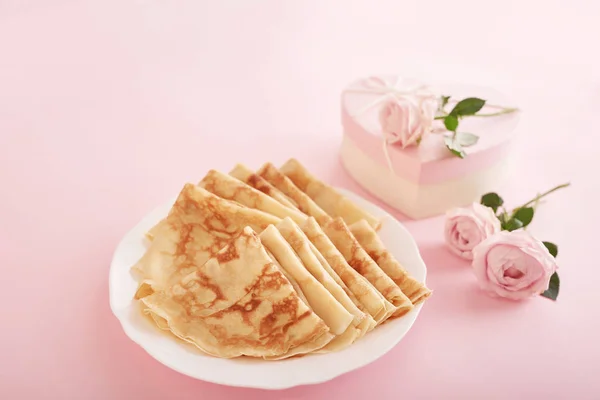 Romantisches Frühstück Zum Valentinstag Oder Zum Muttertag Pfannkuchen Auf Einem — Stockfoto