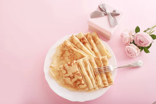 Romantisches Frühstück Zum Valentinstag Oder Zum Muttertag Pfannkuchen Auf Einem — Stockfoto