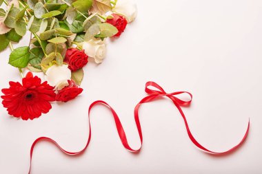 Sevgililer günü 14 Şubat ya da anneler günü için beyaz bir arka plan üzerinde çiçekler