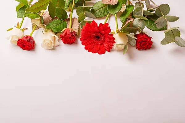 Bloemen Een Witte Achtergrond Voor Valentijnsdag Februari Moederdag — Stockfoto