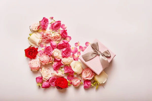 Geschenkbox Mit Blumen Auf Weißem Hintergrund Zum Valentinstag Oder Muttertag — Stockfoto