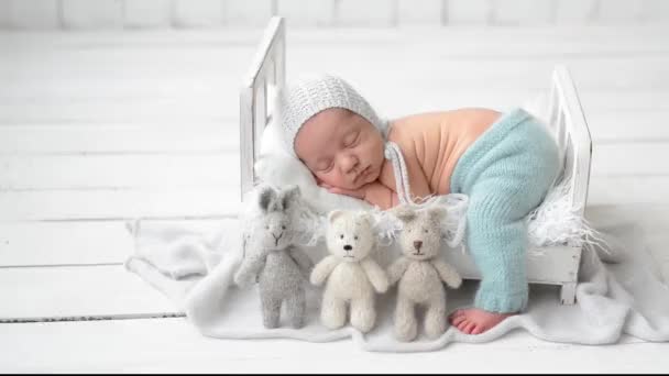 Новорожденный Мальчик Маленькой Кровати — стоковое видео