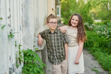 arkadaşlar dostluk erkek ve kız, yaz aylarında doğa üzerinde yürümek