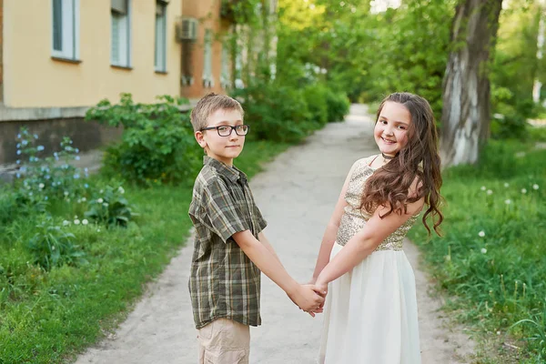 友人が夏自然に歩く友情少年と少女 — ストック写真