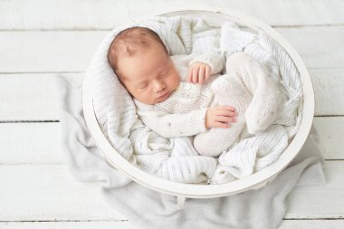 Beyaz arka plan üzerinde yeni doğmuş çocuk