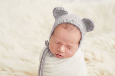 Beyaz arka plan üzerinde yeni doğmuş çocuk