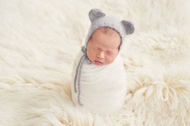 Beyaz arka plan üzerinde yeni doğmuş çocuk