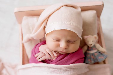 Beyaz arka plan üzerinde yeni doğan kız