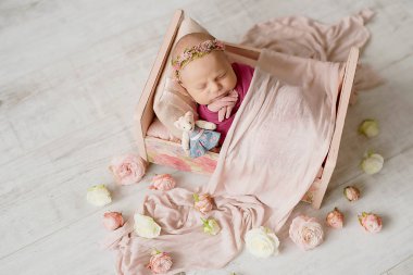 Beyaz arka plan üzerinde yeni doğan kız