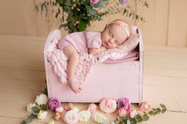 Beyaz arka plan üzerinde yeni doğan kız