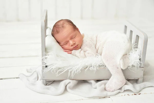 Pasgeboren Jongen Witte Achtergrond — Stockfoto